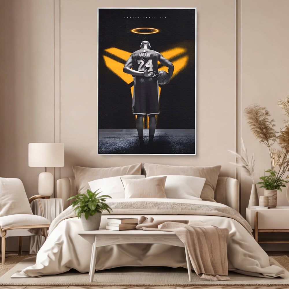 Tablou canvas cu tablou canvas cu baschetbalistul kobe bryant, in rama de aluminiu argintiu, pe perete intr-un dormitor